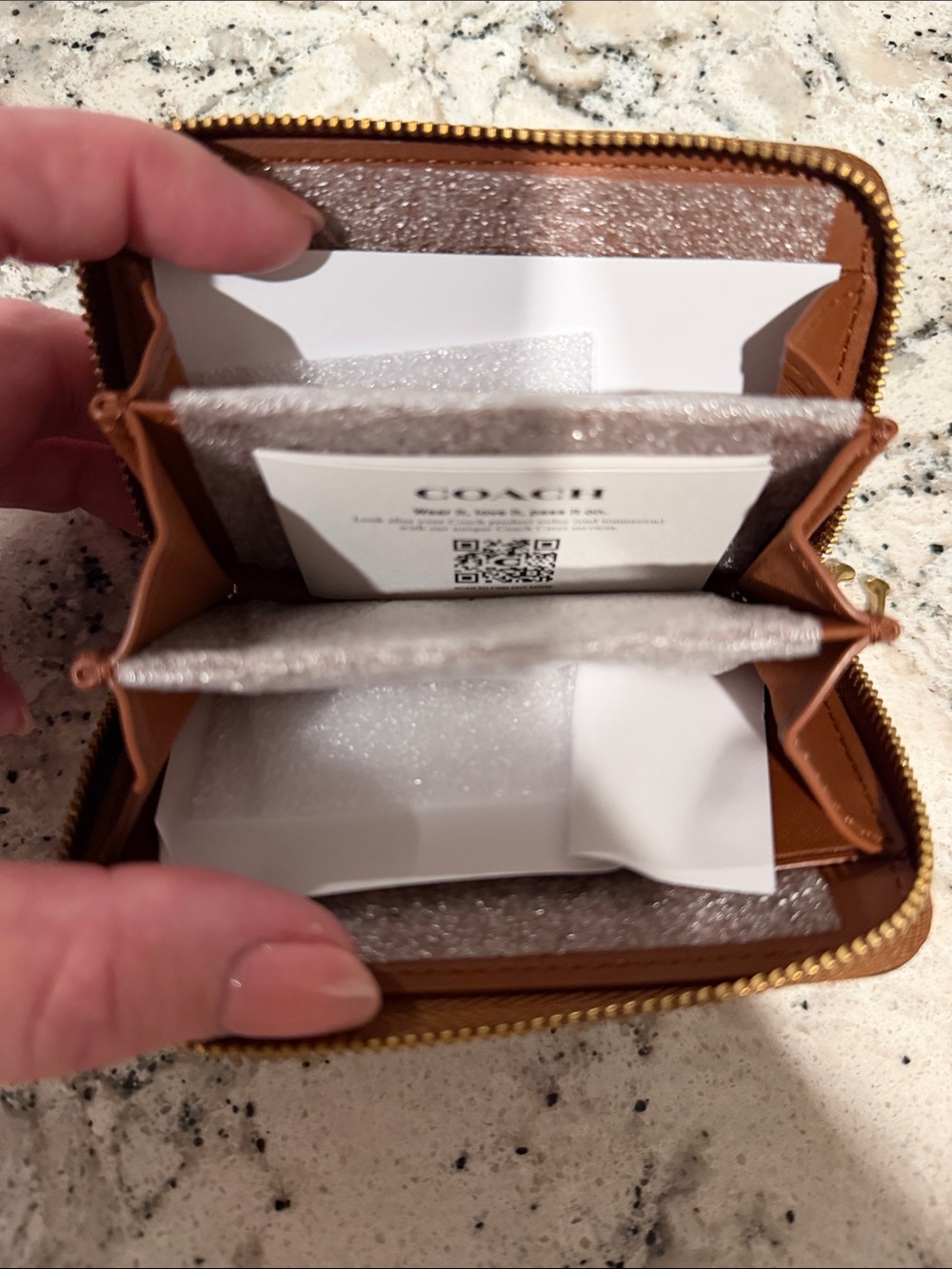 Coach “peanuts” zip around card wallet - Picture 4 of 7